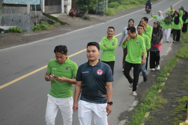 Foto Suasana Sinergi Antara Kepala dan Mitra SPPG YLH Nusra Mamben Daya Aik Jong, Pada Kegiatan Jalan Sehat, Sabtu (21/2/2026) (Dok. Pribadi)